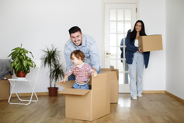 포토 JPG 해외이미지 백인 라이프스타일 커플 여자 남자 행복 아들 어린이 거실 가족 관계 모션 부동산 새로움 아파트 주택 함께함 실내 사랑 웃음 사람 소년 내부 세명 상자 재산 플랫 구매 승차 흥분 주인 판지 꺼내기 대출 렌탈 소유 밀레니얼 해외202310 해외포토 서양인 감정 컨셉 표정 건물 생활 금융 경제 쇼핑 파일형식