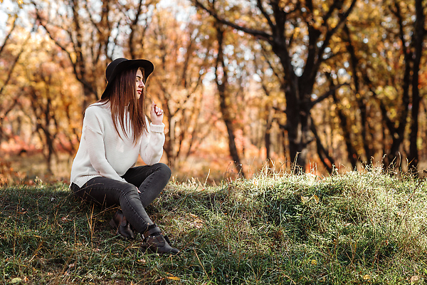 포토 JPG 해외이미지 나무 백인 모델 모자 1 라이프스타일 계절 공원 여자 행복 백그라운드 잎 자연 하늘 휴식 한명 사람 앉기 성인 야외 10대 태양 뷰티 노란색 유행 일몰 봄 꿈 가을 흰색 신선 숲 내추럴 해외202310 해외포토 자연요소 서양인 식물 잡화 공공시설 감정 컬러 컨셉 모션 청소년 생활 노을 생태계 파일형식