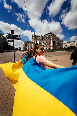 포토 JPG 해외이미지 백인 여자 행복 유럽 얼굴 백그라운드 하늘 날리기 거리 건강 한명 미소 사람 성인 파란색 노란색 평화 흰색 깃발 잡기 도시 충돌 심볼 긍정 애국심 우크라이나 전국 지원 해외202310 해외포토 서양인 1 감정 나라 컬러 컨셉 모션 표정 신체부위 파일형식