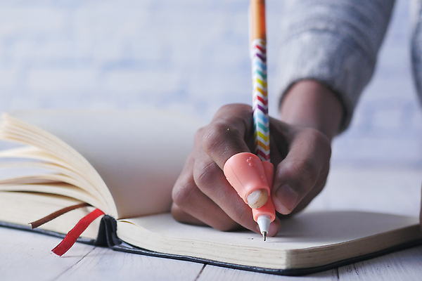 포토 JPG 해외이미지 손 교육 어린이 학교 놀이 설계 사람없음 학습 연필 펜 다이어리 기록 도움 잡지 바쁨 개발 필기체 해외202310 해외포토 문자 컨셉 학용품 사람 신체부위 간행물 필기구 사무용품 파일형식