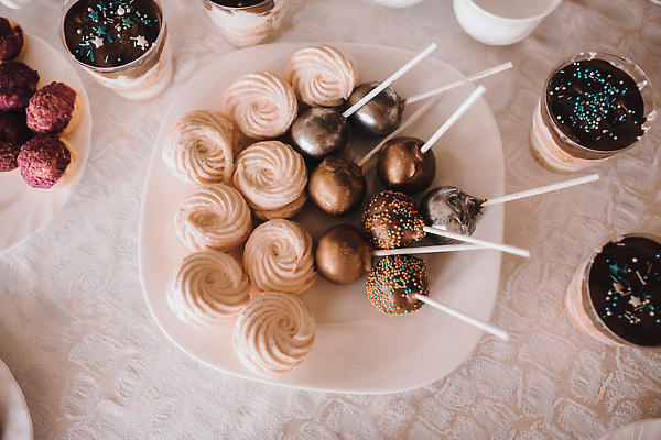 포토 JPG 해외이미지 접시 음식 빵 결혼 과일 탁자 딸기 휴가 디저트 쟁반 요리 이벤트 사람없음 장식 컬러풀 파티 세일 요식업 식당 식사 저녁식사 카페 샐러드 축하 신선 고급 선택 달콤 맛 작음 먹기 크림 서빙 블랙베리 점심식사 뷔페 줄서기 페스츄리 스타일 맛있는 해외202310 해외포토 식기 산업 컬러 가구 컨셉 모션 상점 크기 파일형식