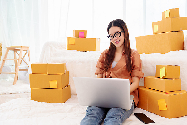 포토 JPG 해외이미지 라이프스타일 행복 인터넷 비즈니스 사업가 주택 한명 동양인 노트북 쇼핑 컴퓨터 상자 사무실 상점 침실 업무 비즈니스우먼 배달원 구매 상품 주식 작음 상인 고객 서비스 패키지 질서 획득 온라인 주인 짐싸기 판지 경영 마케팅 매각 프리랜서 해외202310 해외포토 직업 1 여자 감정 사람 인종 건물 생활 금융 전자제품 예절 작업 직장인 크기 파일형식