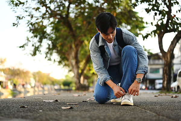 포토 JPG 해외이미지 전신 남자 길 태국 거리 한명 동양인 성인 야외 앞모습 아웃포커스 카메라 무릎꿇기 신발끈묶기 태국여행 성인남자한명만 해외202310 해외포토 1 아시아 뷰포인트 해외여행 모션 촬영기법 사람 인종 전자제품 묶기 신발끈 남자한명만 성인남자만 파일형식