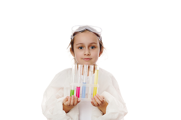 포토 JPG 해외이미지 스튜디오촬영 학생 라이프스타일 여학생 교육 초등학생 어린이 과학 실험 한명 사람 학습 스터디 실험복 액체 실험실 붓기 생명공학 분석 시험관 호기심 흰배경 삼각대 개발 서류판 카피스페이스 해외202310 해외포토 1 여자 감정 백그라운드 컨셉 의학 모션 실내 실험기구 생활 사무용품 공백 흰색 가운 파일형식