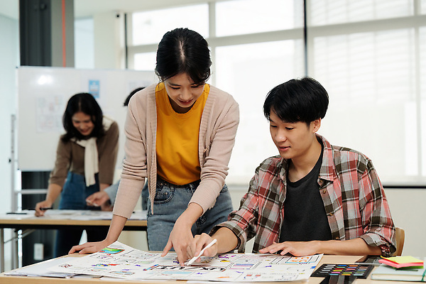 포토 JPG 해외이미지 직업 손 디자인 아시아 비즈니스 회의 모바일 협력 아이디어 사람 동양인 그래픽 세명 사무실 디지털 쪽지 웹 업무 그룹 계획 토론 디자이너 책상 레이아웃 온라인 혁명 인터페이스 프로그래머 프로젝트 와이어프레임 콜라보레이션 사용자 해외202310 해외포토 나라 가구 컨셉 인터넷 인종 신체부위 작업 파일형식