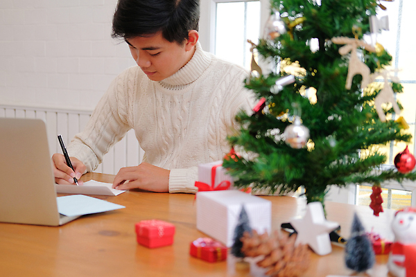포토 JPG 해외이미지 나무 라이프스타일 손 남자 종이 문화 크리스마스 겨울 비즈니스 탁자 휴가 봉투 새로움 새해 실내 선물 한명 사람 성인 목재 장식 빨간색 컴퓨터 상자 사무실 펜 쪽지 공백 축하 기록 인사 신용카드 예측 12월 편지 연도 스웨터 크림 책상 주기 소원 해외202310 해외포토 식물 1 계절 기념일 컬러 가구 컨셉 상의 재료 모션 내부 생활 신체부위 금융 전자제품 필기구 예절 날짜 파일형식