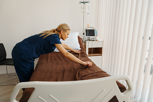 포토 JPG 해외이미지 직업 여자 창문 베개 휴식 건강 병원 한명 내부 치료 가로 약 방 고통 장비 환자 간호사 의사 침대 긴급 수술 질병 입장 준비 멀리 병실 조절 관리자 돌봄 옛날 자동 해외202310 해외포토 1 감정 가구 컨셉 의학 침구 모션 사람 의료진 파일형식