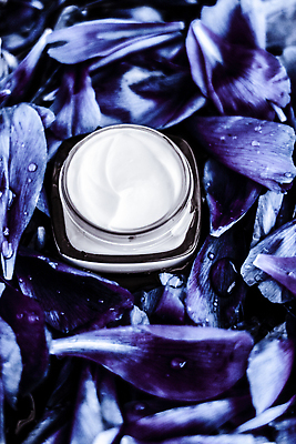 포토 JPG 해외이미지 꽃잎 근접촬영 사람없음 고급 피부관리 파란배경 스킨케어 기초화장품 수분크림 해외202310 해외포토 꽃 뷰포인트 백그라운드 컨셉 파란색 뷰티 화장품 파일형식