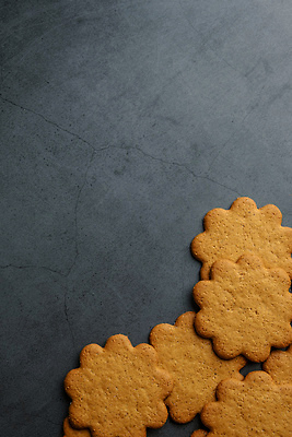 포토 JPG 해외이미지 음식 백그라운드 크리스마스 겨울 다이어트 탁자 휴가 디저트 주택 요리 사람없음 목재 장식 상자 숫자 갈색 쌓기 쿠키 축제 어둠 빵집 바위 시골 달콤 12월 설탕 굽기 서식 패키지 칼로리 생강 고립 부스러기 시나몬 페스츄리 핸드메이드 맛있는 해외202310 해외포토 나무 문자 계절 기념일 빵 컬러 가구 채소 재료 모션 건강 건물 상점 돌_바위 날짜 맛 구이 파일형식