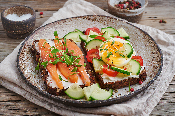 포토 JPG 해외이미지 그릇 조각 토마토 단면 오이 사람없음 계란 신선 소금 연어 새싹채소 통후추 나무배경 오픈샌드위치 해외202310 해외포토 식기 백그라운드 채소 샌드위치 어류 알 후추 파일형식