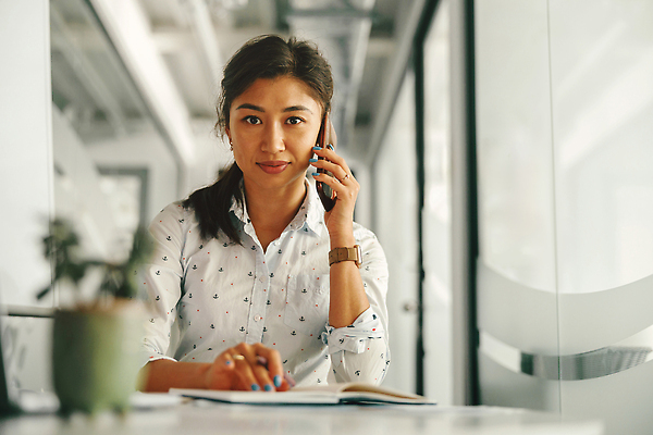 포토 JPG 해외이미지 직업 여자 상의 비즈니스 CEO 사업가 통신 성공 모바일 직장 대화 한명 성인 금융 노트북 스마트폰 핸드폰 컴퓨터 사무실 쪽지 공책 업무 비즈니스우먼 자신감 종업원 고객 집중 책상 동료 만족 경영자 부름 온라인 소통 대답 해외202310 해외포토 1 옷 감정 가구 컨셉 회사 관계 모션 문구용품 말하기 사람 경제 전자제품 스마트기기 작업 직장인 리더 파일형식