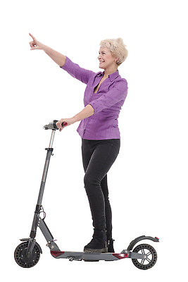 포토 JPG 해외이미지 전신 여자 노년 할머니 한명 옆모습 손들기 스쿠터 흰색 가리킴 노인여자한명만 해외202310 해외포토 1 뷰포인트 컬러 모션 사람 손짓 성인 오토바이 여자한명만 노인여자만 파일형식