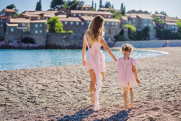 포토 JPG 해외이미지 전신 여자 행복 어린이 여행 모녀 성인 해변 야외 두명 건물 뒷모습 걷기 손잡기 산책 몬테네그로 스베티스테판 여자만 해외202310 해외포토 건축물 딸 감정 바다 뷰포인트 가족 모션 엄마 휴식 사람 파일형식