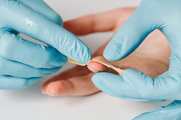 포토 JPG 해외이미지 백인 손 백그라운드 컨셉 부분 손가락 건강 사람 사람없음 치료 약 고통 환자 의사 흰색 긴급 악단 도움 보호 상처 자르기 사건 피부 붕대 테이프 고립 넣기 돌봄 석고 어려움 위생관리 치유 헬프 해외202310 해외포토 서양인 감정 음악 컬러 의학 모션 문구용품 관리 신체부위 의료진 파일형식