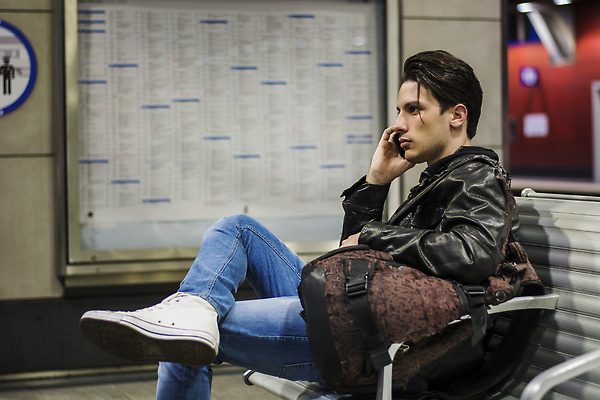 포토 JPG 해외이미지 백인 유럽 여행 손가락 교통시설 휴가 항해 한명 서기 사람 성인 여행객 기차 정보 가리킴 판넬 역 시간표 도착 사인 출발 승객 해외202310 해외포토 서양인 1 손 나라 육상교통 교통 컨셉 배_교통 모션 대중교통 손짓 계획 시설 파일형식