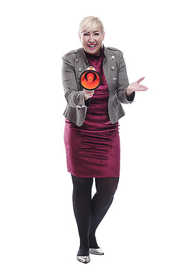 포토 JPG 해외이미지 전신 여자 한명 들기 성인 앞모습 확성기 흰색 성인여자한명만 해외202310 해외포토 1 뷰포인트 컬러 모션 사람 여자한명만 성인여자만 파일형식