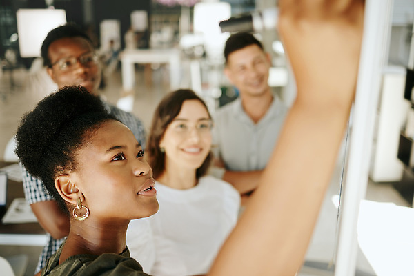 포토 JPG 해외이미지 응시 여자 남자 안경 비즈니스 회의 함께함 여러명 상반신 성인 옆모습 펜 팔짱 귀걸이 칠판 기록 성인만 해외202310 해외포토 시선 잡화 뷰포인트 다수 컨셉 장신구 모션 사람 필기구 파일형식