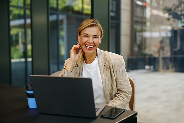 포토 JPG 해외이미지 직업 학생 여자 행복 인터넷 비즈니스 CEO 사업가 노동자 직장 한명 미소 사람 성인 노트북 컴퓨터 사무실 뷰티 디지털 업무 연결 종업원 중개인 무선전화기 경영자 대학교 온라인 고용 프리랜서 해외202310 해외포토 1 감정 회사 학교 표정 전자제품 구직 작업 전화기 리더 채용 파일형식