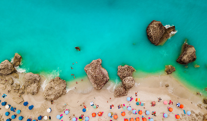 포토 JPG 해외이미지 모래 파도 바다 섬 여행 우산 자연 휴가 사람 풍경 해변 사람없음 가로 물 여름 파란색 하이앵글 환경 맑음 수영 선탠 지중해 그리스 선베드 그리스인 항공촬영 드론 조감도 터키석 파라다이스 카피스페이스 해외202310 해외포토 자연요소 서양인 계절 유럽 뷰포인트 컬러 의자 날씨 공백 수상스포츠 보석 생태계 파일형식