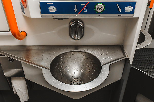 포토 JPG 해외이미지 디자인 유럽 산업 여행 백그라운드 의자 비즈니스 창문 교통시설 실내 사람 사람없음 내부 물 금속 힘 기찻길 방 장비 기차 욕실 흰색 도시 센터 사발 위생 빨래 싱크대 사인 화장실 승객 변기 대야 일반 단상 변기통 위생관리 해외202310 해외포토 자연요소 나라 육상교통 컬러 가구 교통 가사 재질 대중교통 관리 사기그릇 개수대 시설 파일형식