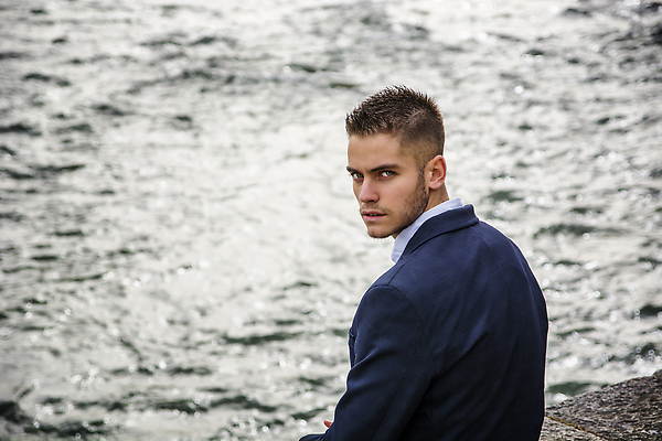 포토 JPG 해외이미지 라이프스타일 남자 생각 자연 한명 사람 앉기 성인 야외 옆모습 초록색 물 여름 빛 강 햇빛 뷰티 평화 맑음 침묵 이탈리아 슬픔 흰색 도시 가장자리 명상 고민 걱정 스카이라인 내추럴 배려 심각 혼자 해외202310 해외포토 자연요소 1 계절 감정 유럽 뷰포인트 컬러 컨셉 모션 날씨 생활 태양 소리 둘레 생태계 파일형식