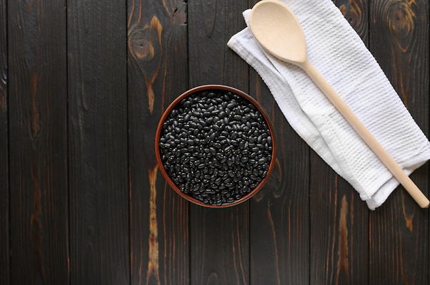 포토 JPG 해외이미지 그릇 건조 건강 사람없음 숟가락 검은콩 나무배경 해외202310 해외포토 식기 백그라운드 콩 수저 파일형식