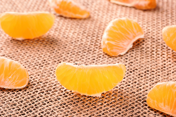 포토 JPG 해외이미지 음식 컬러 조각 백그라운드 오렌지 과일 귤 건강 사람없음 껍질 신선 달콤 먹기 삼베 오브젝트 상쾌 유기농 날것 비타민 숙성 채식주의자 해외202310 해외포토 웰빙 감정 모션 맛 채식 영양소 파일형식 천_직물