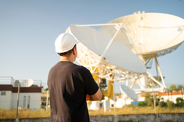 포토 JPG 해외이미지 백인 접시 과학 인터넷 통신 하늘 커뮤니케이션 안테나 한명 글로벌 우주 텔레비전 망원경 장비 인공위성 네트워크 기술자 엔지니어 보호 헬멧 종업원 검색 라디오 신호 방송 전망대 시스템 천문학 공학 개발 레이더 프로그래밍 해외202310 해외포토 서양인 직업 1 식기 교육 컨셉 사람 전자제품 작업 보호장비 파일형식