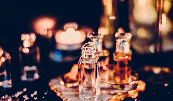 포토 JPG 해외이미지 유리 사람없음 반지 투명 분위기 고급 향수 보케 향수병 해외202310 해외포토 컨셉 장신구 재질 화장품 병_담는 파일형식