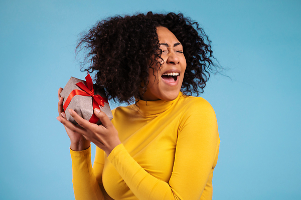 포토 JPG 해외이미지 백인 헤어스타일 여자 행복 감정 리본 백그라운드 컨셉 셔츠 모션 열쇠 휴가 실내 선물 사랑 한명 미소 사람 성인 빨간색 상자 뷰티 유행 귀여움 스크린 놀람 축하 표현 생일 긍정 히스패닉 고립 스페인어 해외202310 해외포토 서양인 1 기념일 컬러 상의 표정 내부 파일형식