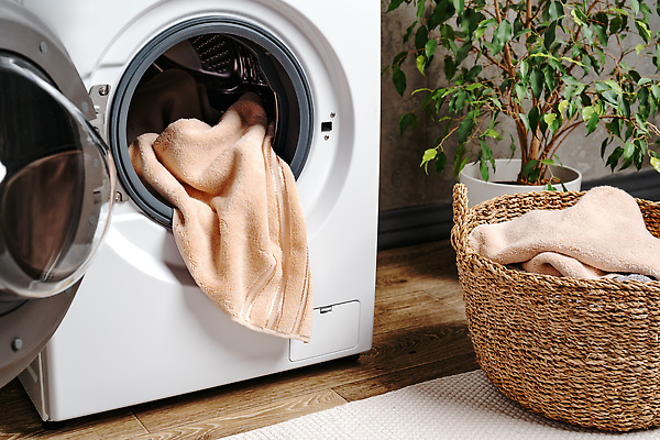 포토 JPG 해외이미지 화분 가사 집안 실내 근접촬영 사람없음 수건 빨래 드럼세탁기 빨래바구니 해외202310 해외포토 뷰포인트 내부 위생용품 바구니 세탁기 파일형식