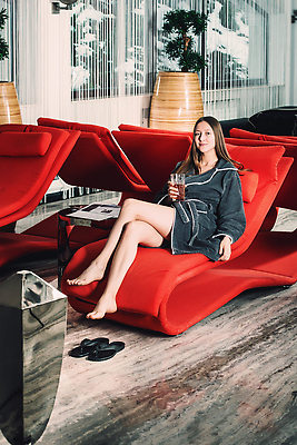 포토 JPG 해외이미지 백인 라이프스타일 웰빙 여자 행복 얼굴 음료 컨셉 신체 휴식 건강 한명 사람 치료 뷰티 스파 목욕 흰색 신선 마사지 가운 목욕가운 고급 피부 순수 피부관리 휴양지 테라피 내추럴 순서 돌봄 바디케어 디톡스 해외202310 해외포토 서양인 1 옷 감정 컬러 의학 모션 생활 신체부위 청결 장소 파일형식