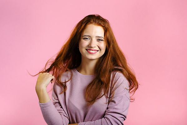 포토 JPG 해외이미지 모델 헤어스타일 응시 여자 얼굴 컬러 건강 한명 미소 성인 빛 뷰티 갈색 유행 상점 검은색 화장품 화려 우아함 매끈함 미용사 이발 피부 미녀 가발 웨이브 샴푸 돌봄 섬광 스타일 성인여자만 해외202310 해외포토 직업 1 시선 컨셉 모션 표정 사람 신체부위 위생용품 감각 미인 여자만 성인만 파일형식