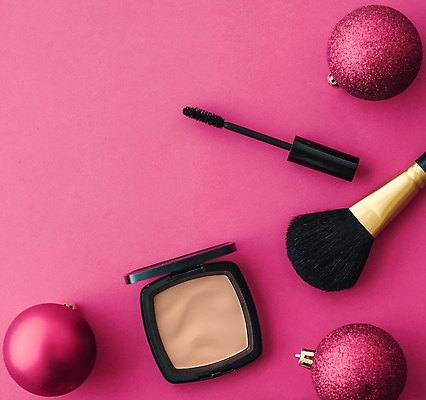 포토 JPG 해외이미지 무료이미지 분홍색 사람없음 하이앵글 화장품 오브젝트 메이크업브러쉬 오너먼트 카피스페이스 해외202310 해외포토 뷰포인트 컬러 크리스마스장식 뷰티 공백 붓 파일형식