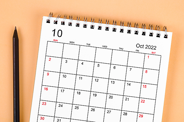 포토 JPG 해외이미지 디자인 영어 백그라운드 비즈니스 탁자 휴가 문구용품 이벤트 사람없음 장식 사무실 노란색 공백 자유 달력 일주일 책상 페이지 10월 월 월요일 비어있는 해외202310 해외포토 문자 컬러 가구 컨셉 날짜 오브젝트 요일 파일형식