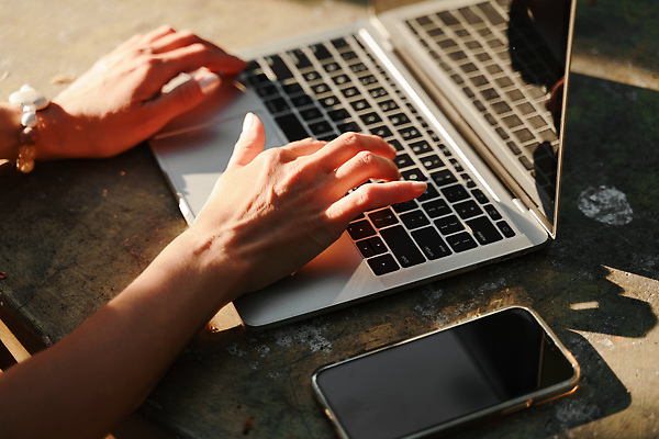 포토 JPG 해외이미지 백인 직업 학생 외관 여자 교육 유럽 안경 커피 백그라운드 인터넷 비즈니스 실내 말하기 한명 사람 앉기 성인 컵 노트북 스마트폰 핸드폰 컴퓨터 금발 뷰티 카페 흰색 표현 업무 작업 비즈니스우먼 우아함 그림 스타일 해외202310 해외포토 서양인 1 헤어스타일 식기 잡화 나라 음료 컬러 컨셉 모션 내부 전자제품 스마트기기 상점 직장인 파일형식