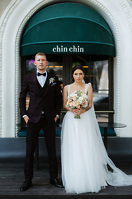 포토 JPG 해외이미지 드레스 남자 행복 신랑 결혼 가족 거리 함께함 한명 여름 뷰티 갈색 유행 식당 산책 카페 흰색 도시 해외202310 해외포토 1 옷 계절 감정 컬러 컨셉 관계 휴식 사람 이벤트 상점 파일형식