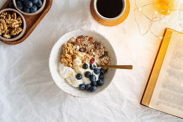 포토 JPG 해외이미지 무료이미지 커피 조명 사람없음 책 견과류 아침식사 블루베리 요거트 뮤즐리 해외202310 해외포토 음료 과일 유제품 식사 파일형식 무료콘텐츠