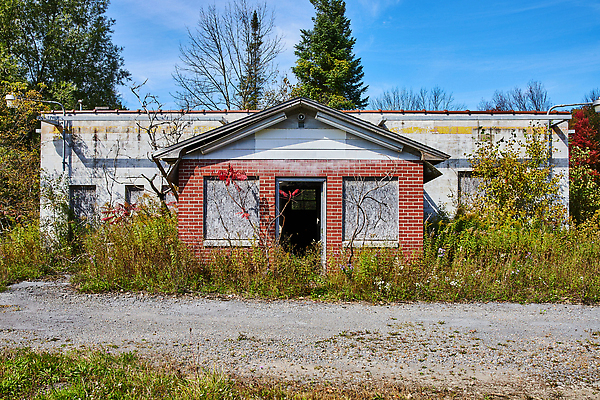 포토 JPG 해외이미지 외관 벽 여행 건축양식 창문 하늘 지붕 벽돌 주택 풍경 사람없음 건물 목재 문 시골 재산 오두막 버리기 타일 뉴욕 방갈로 썩음 옛날 차고 해외202310 해외포토 나무 건축물 건축 재료 모션 숙소 금융 미국 파일형식