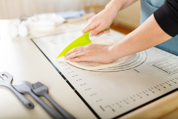 포토 JPG 해외이미지 손 도마 신체부위 붓 계산 칼 준비 반죽 밀가루 주걱 계량 해외202310 해외포토 주방용품 사람 가루 파일형식