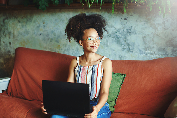 포토 JPG 해외이미지 직업 라이프스타일 여자 인터넷 비즈니스 가정 청소년 아파트 주택 아이디어 갈색머리 한명 사람 앉기 20대 성인 컴퓨터 소파 태블릿 뷰티 디지털 타이핑 업무 비즈니스우먼 계획 연결 무선전화기 와이파이 온라인 남아프리카 소셜미디어 프리랜서 화상통화 여자한명만 해외202310 해외포토 1 헤어스타일 컨셉 의자 모션 아프리카 청년 건물 생활 전자제품 스마트기기 작업 직장인 전화기 무선인터넷 통화 여자만 파일형식
