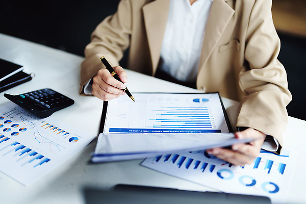 포토 JPG 해외이미지 백인 여자 비즈니스 사업가 통신 통계 한명 사람 앉기 동양인 성인 노트북 컴퓨터 사무실 방 계산기 정보 작업 비즈니스우먼 계획 종업원 책상 분석 보고서 평가 해결 주인 회계 경영 계좌 관리자 마케팅 소셜미디어 프로젝트 프리랜서 여자한명만 해외202310 해외포토 서양인 직업 1 가구 컨셉 모션 문구용품 인종 금융 경제 전자제품 장비 직장인 여자만 파일형식