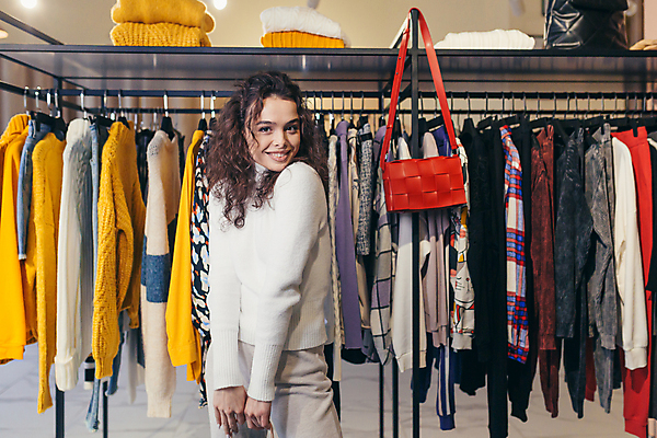 포토 JPG 해외이미지 여자 실내 한명 상반신 성인 앞모습 쇼핑 핸드백 옷걸이 옷가게 성인여자한명만 해외202310 해외포토 1 옷 뷰포인트 가방 사람 내부 상점 여자한명만 성인여자만 파일형식