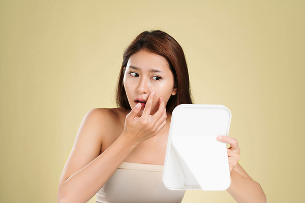 포토 JPG 해외이미지 여자 얼굴 관리 한명 동양인 상반신 성인 앞모습 뷰티 놀람 거울 불안 피부 고민 피부관리 발견 여드름 곤란 심각 자기관리 피부트러블 성인여자한명만 해외포토 1 감정 뷰포인트 컨셉 표정 사람 인종 신체부위 피부질환 여자한명만 성인여자만 파일형식