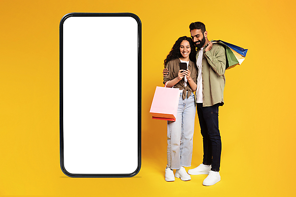 포토 JPG 해외이미지 전신 여자 남자 백그라운드 안기 서기 들기 성인 두명 스마트폰 쇼핑 쇼핑백 노란색 스크린 목업 성인만 카피스페이스 해외포토 컬러 가방 모션 사람 핸드폰 스마트기기 공백 파일형식