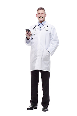 포토 JPG 해외이미지 전신 남자 청진기 한명 서기 들기 성인 스마트폰 의사 주머니손 흰가운 성인남자한명만 해외202310 해외포토 1 의료기기 모션 사람 핸드폰 스마트기기 의료진 가운 남자한명만 성인남자만 파일형식