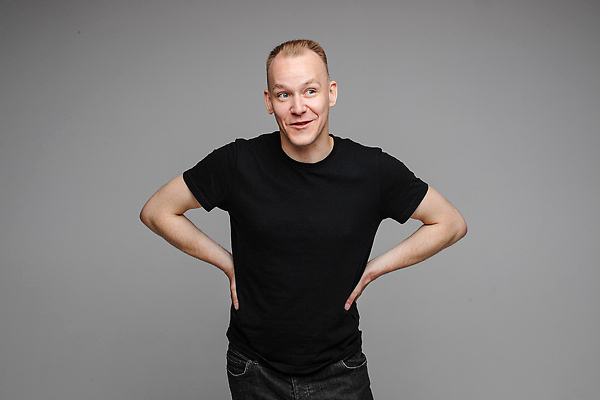 포토 JPG 해외이미지 백인 1 라이프스타일 응시 남자 행복 감정 여유 얼굴 포즈 백그라운드 실내 한명 서기 사람 성인 뷰티 카메라 검은색 회색 표현 싱글 고립 해외202310 해외포토 서양인 시선 컬러 모션 내부 생활 신체부위 전자제품 파일형식