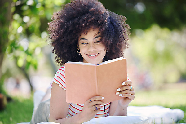 포토 JPG 해외이미지 여자 여유 엎드리기 자연 한명 성인 앞모습 책 독서 성인여자한명만 해외202310 해외포토 1 감정 뷰포인트 모션 사람 생태계 여자한명만 성인여자만 파일형식