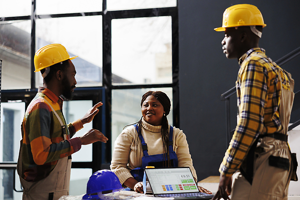 포토 JPG 해외이미지 여자 남자 흑인 노동자 실내 상반신 성인 앞모습 옆모습 세명 노트북 작업 안전모 물류창고 성인만 해외202310 해외포토 서양인 직업 뷰포인트 사람 내부 전자제품 헬멧 안전장비 창고 파일형식