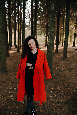 포토 JPG 해외이미지 나무 모델 1 라이프스타일 헤어스타일 응시 드레스 공원 여자 행복 얼굴 자연 실내 한명 사람 성인 야외 빨간색 초록색 뷰티 유행 기쁨 코트 표현 파마 이발 피부 긍정 내추럴 우크라이나 스타일 해외202310 해외포토 식물 시선 옷 공공시설 감정 유럽 컬러 컨셉 내부 생활 신체부위 외투 생태계 파일형식